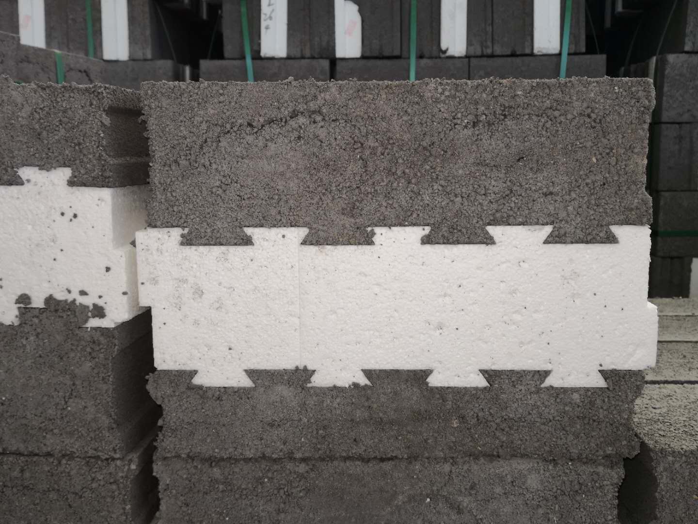 青岛新型自保温混凝土复合砌块价格